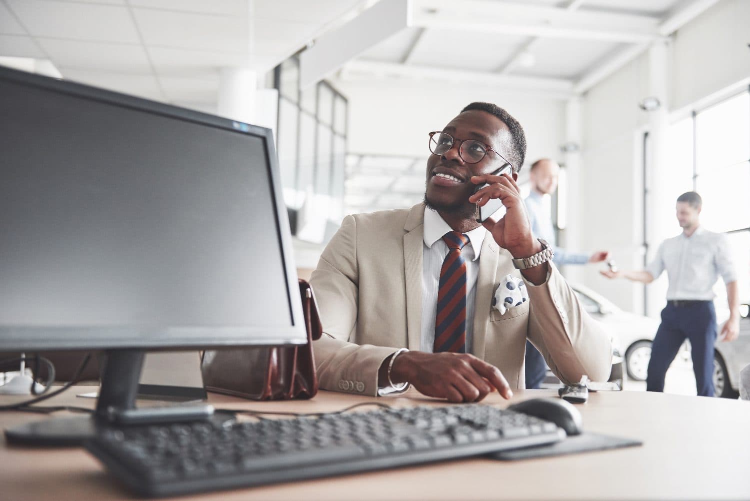 Advisor on a call at his desk